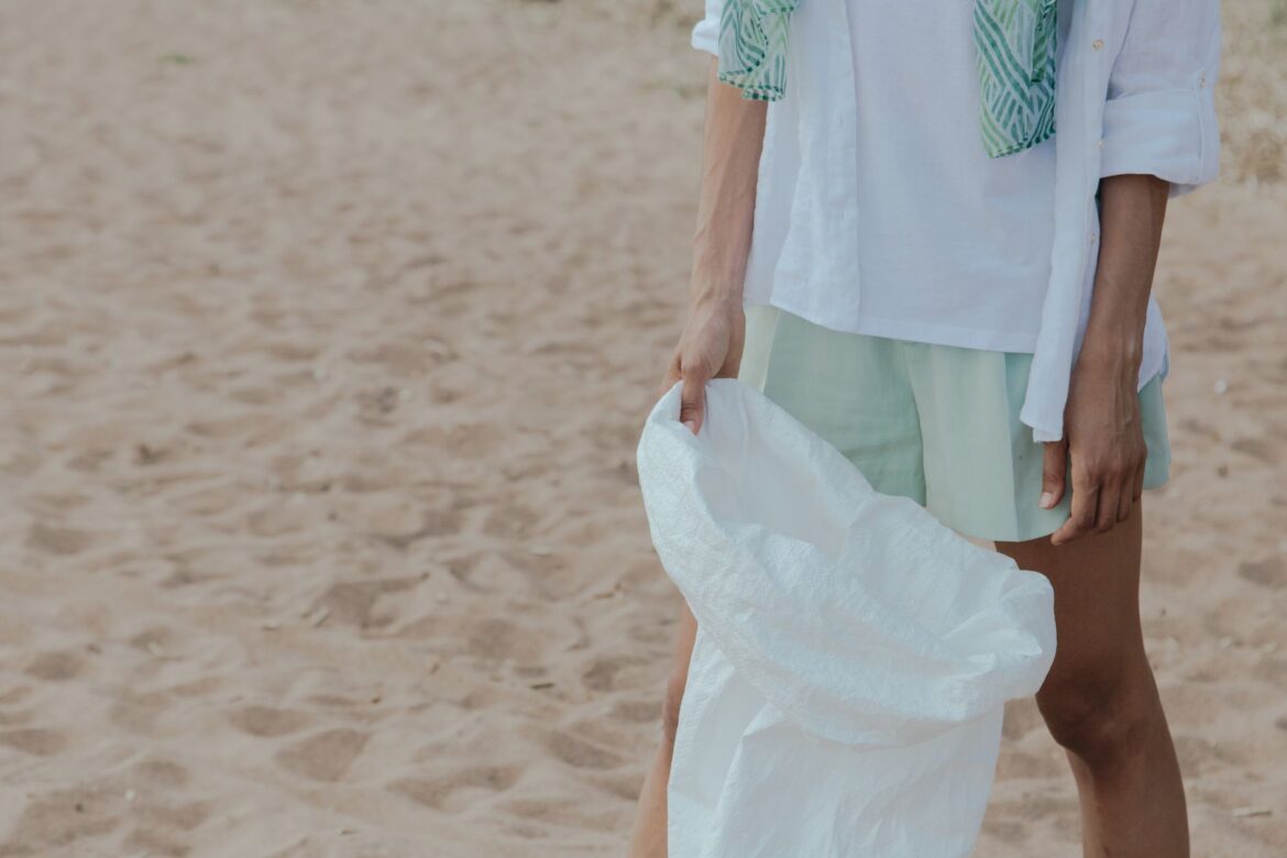 Beach Clean Volunteer Groups UK: How to Join, Fund and Run One - ilustracja artykulu