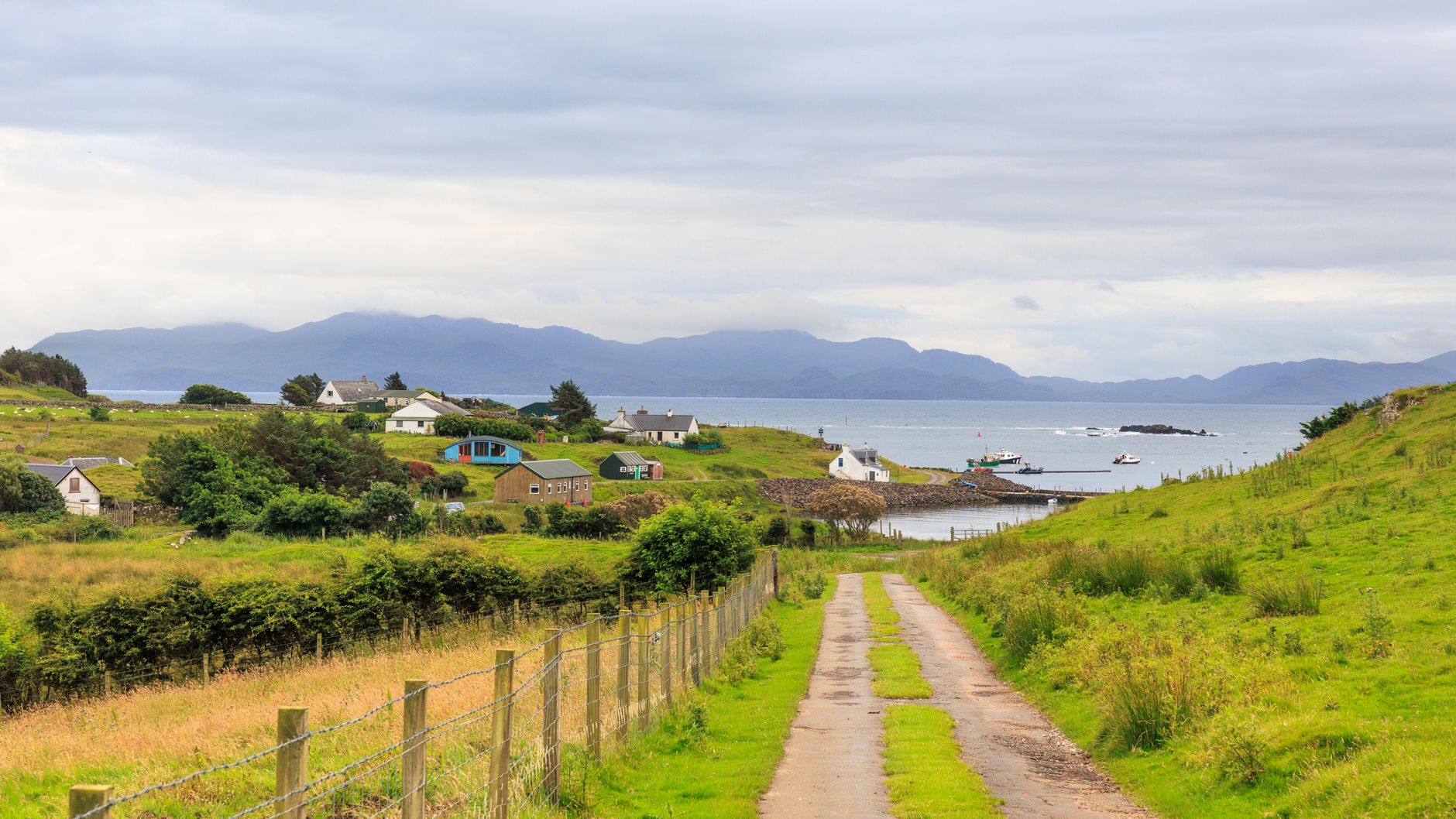 Ilustracja: The Best UK Travel Destinations: A Local Guide to Coast The Best UK Travel Destinations: A Local Guide to Coast, City and Countryside - zdjecie w tresci