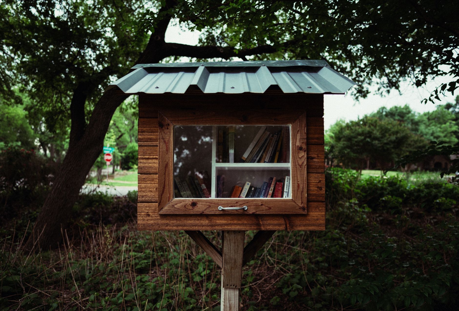 Ilustracja: Community Book Exchange Box UK: How to Build, Site and Community Book Exchange Box UK: How to Build, Site and Run One - zdjecie w tresci